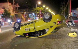 Taxi lật ngửa sau cú đâm liên tiếp, 4 người bị thương