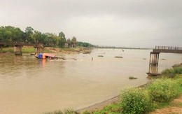 Tàu chở cát đâm sập cầu dài 100 m, 4 người rơi xuống sông