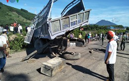 Tàu hỏa húc văng xe tải, tài xế bị thương nặng