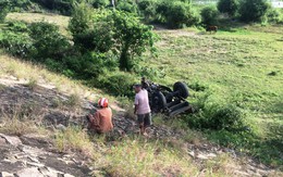 Xe công nông bị tàu hỏa kéo lê gần 400m, tài xế kịp nhảy thoát thân