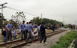 Băng qua đường ngang dân sinh, 2 người bị tàu tông tử vong