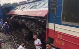 Tàu Lào Cai về Hà Nội bị trật bánh