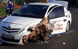 Taxi chở pháo lậu đâm gãy rời bánh khi trốn CSGT