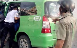 Tè bậy vào xe taxi, người đàn ông bị 2 tài xế đánh nhập viện