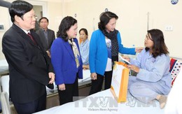 Chủ tịch Quốc hội thăm, tặng quà bệnh nhân ung thư