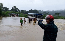 Thanh Hóa: Xe ô tô bất ngờ chết máy giữa dòng nước lũ, 47 học sinh hốt hoảng bám dây thừng tìm đường vào bờ