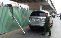 Thanh sắt rơi từ cầu vượt, đâm thủng nóc ô tô