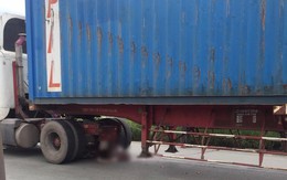 Thi thể nam thanh niên kẹt chặt dưới gầm xe container sau va chạm kinh hoàng