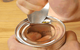 Mở nắp đồ hộp an toàn chỉ với một chiếc thìa