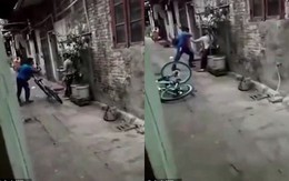 Phẫn nộ thiếu niên 14 tuổi đánh đập mẹ tâm thần vì không lấy được tiền