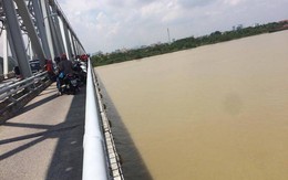 Thiếu nữ lên cầu Bến Thuỷ bỏ lại dép và xe đạp rồi nhảy sông, không ai kịp can ngăn