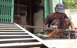 Thợ cơ khí đắt khách đặt bậc thềm di động ở Sài Gòn