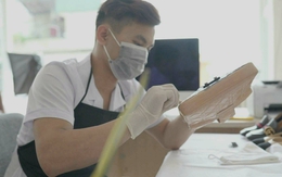 Người đàn ông tìm hàng hiệu trong đêm khiến cô gái trẻ lặng người