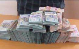 Mang bao tải chứa 2 tỷ tiền mặt băng rừng vượt biên