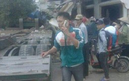 Xe đầu kéo đâm vào nhà dân, tài xế và phụ xe mắc kẹt trong cabin