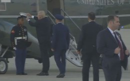 Tổng thống Trump nhặt mũ giúp lính gác trực thăng