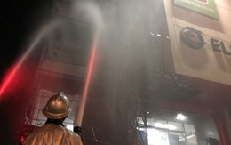 Lửa bao trùm quán trà sữa ở Hồ Gươm Plaza, đồ đạc cháy thành tro