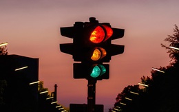 Cả bảng màu sắc phong phú, tại sao xanh - đỏ - vàng lại được chọn làm đèn tín hiệu giao thông?