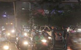 Người đàn ông treo cổ ở dải phân cách đường