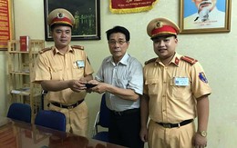 Trung úy cảnh sát trả lại hơn 1.000 USD cho người đánh rơi