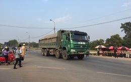 Bắc Giang: Lạ kỳ xe tải trọng lớn chạy rầm rập qua mặt cảnh sát giao thông