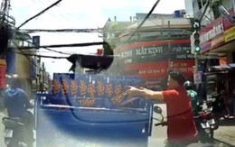 Nam thanh niên tranh thủ lấy trộm thùng bia khi dừng đèn đỏ