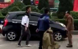 Hai thanh niên đi ôtô đánh tới tấp người lớn tuổi sau va chạm