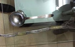 Cận cảnh những vật dụng bố đẻ và mẹ kế dùng để bạo hành bé trai 10 tuổi