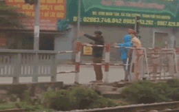 Đôi trai gái vượt đèn đỏ bị phạt đứng điều hành giao thông