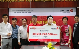 Người đàn ông đeo mặt nạ dị tật nhận thưởng 30 tỷ đồng