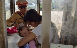 Bị chồng bỏ lại trên cầu, vợ ôm con định nhảy sông Hồng
