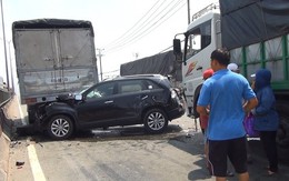 Vợ chồng bị kẹp chặt giữa 2 ô tô gào khóc cầu cứu