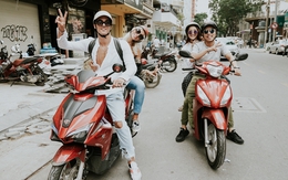 Vợ chồng Khánh Thi lái xe máy "vi vu" Sài Gòn cùng vũ công vô địch thế giới