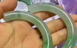 Làm vỡ vòng ngọc đắt tiền, khách hàng ngất xỉu tại chỗ