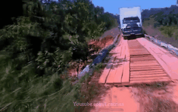 Vượt quá tải trọng 16 tấn, tài xế liều lĩnh chạy qua khiến cầu sập, xe rớt xuống sông