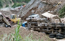 Kinh hãi cảnh hàng chục ô tô bị lũ cuốn, đất vùi ngổn ngang