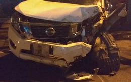 Hà Nội: Xe bán tải mất lái đâm dẹp lép taxi đang đỗ bên đường