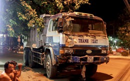 Xe ben đâm văng nhân viên gác chắn tàu hỏa