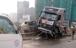 Xe bồn lật ngang sau va chạm với xe đầu kéo, đường vành đai 3 ùn tắc