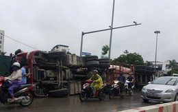 Xe bồn lật nghiêng trên phố Hà Nội, giao thông ùn ứ nhiều giờ