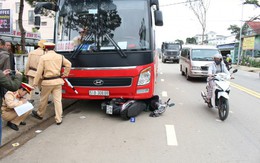 Vừa mua bánh mỳ xong, bé gái 8 tuổi bị xe khách cán chết thảm