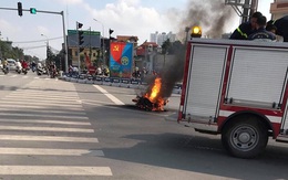 Hà Nội: Xe máy cháy rụi trên đê Nguyễn Khoái
