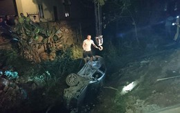 Xe con tông xe tải rồi bay xuống cống, tài xế tử vong