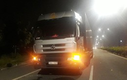Xe container cán chết hai công nhân đi làm về
