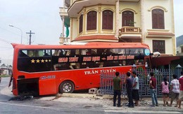 Xe giường nằm lao vào nhà 3 tầng