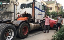 Xế hộp Nissan bị xe container đẩy lùi hàng chục mét, anh trai đạp cửa cứu 2 em