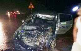 Xe khách đâm nát đầu taxi, 3 người nhập viện nguy kịch