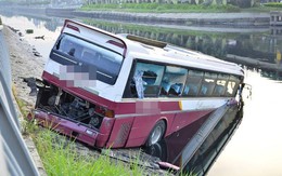 Xe khách lao xuống kênh ở Sài Gòn, tài xế và phụ xe đạp cửa bò ra ngoài