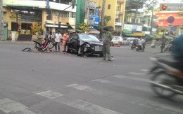 Xe máy gãy rụng rời sau khi tông vào xế hộp ở trung tâm Sài Gòn