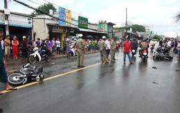 Xe máy “rụng” bánh sau cú đấu đầu kinh hoàng, 2 người thương vong